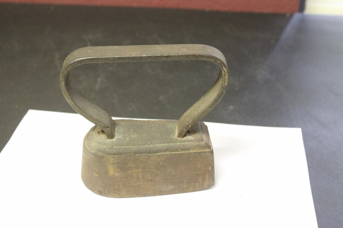 A Vintage/Antique Iron - Heavy (1 of 7)