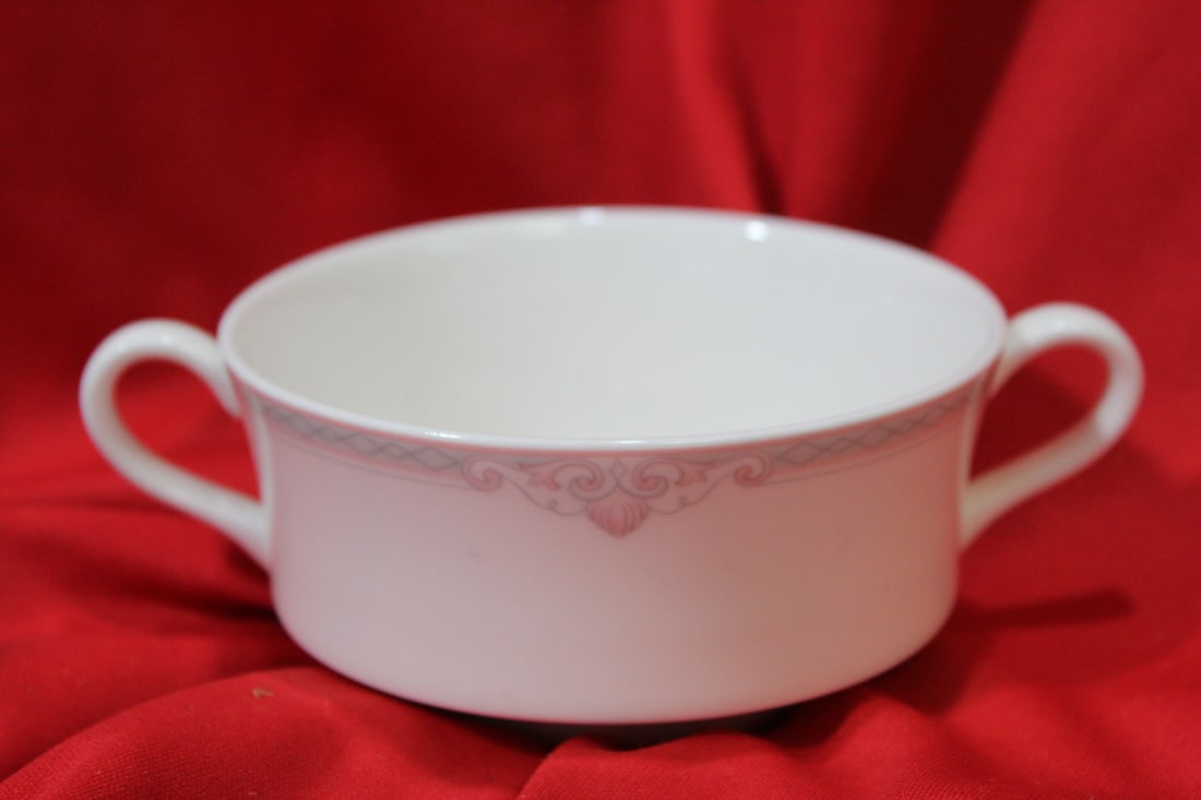 A Lenox D?cor Bowl: 4" in diameter - not including the handle