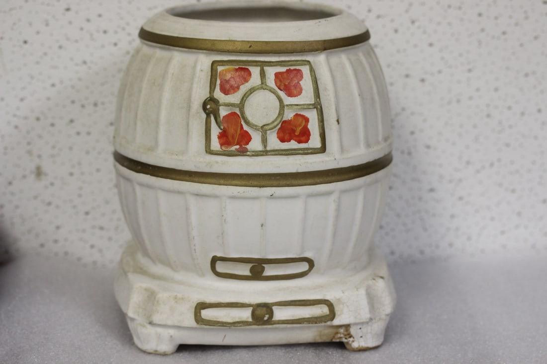 A Shawnee Pottery Planter: 8 inches tall