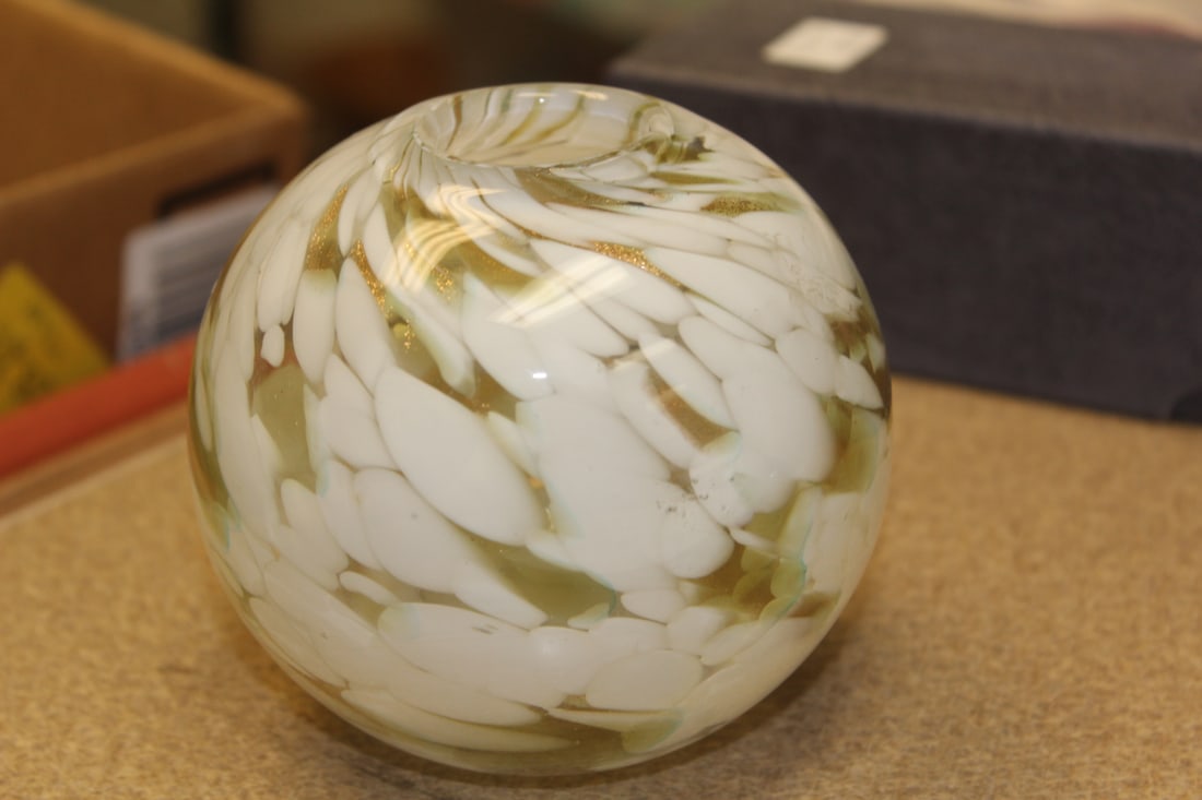 Artglass Sphere Vase (1 of 5)
