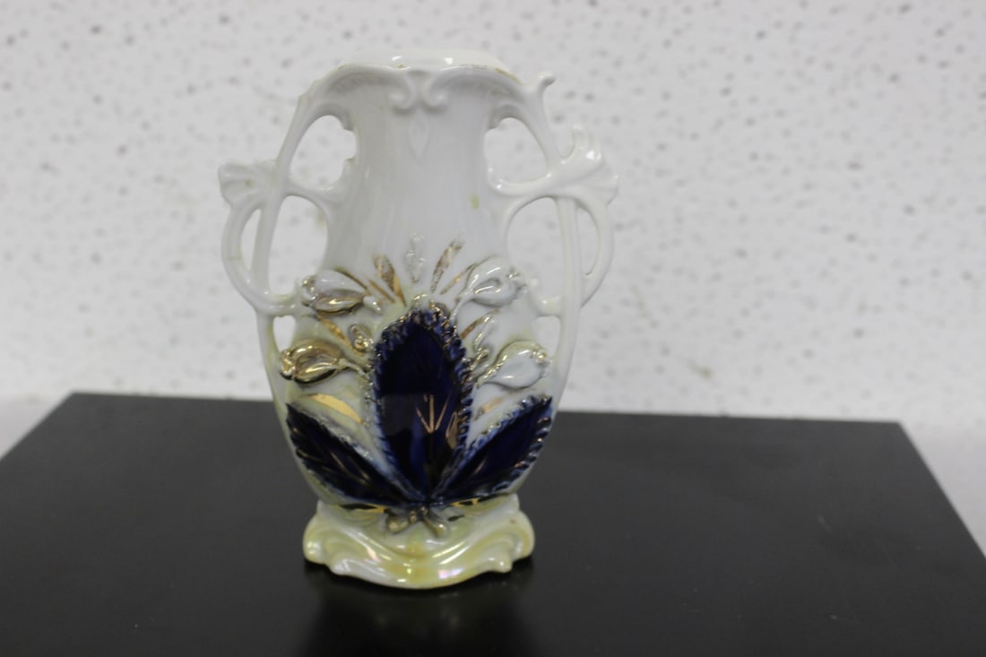 A Porcelain Vase: 4 7/8" tall