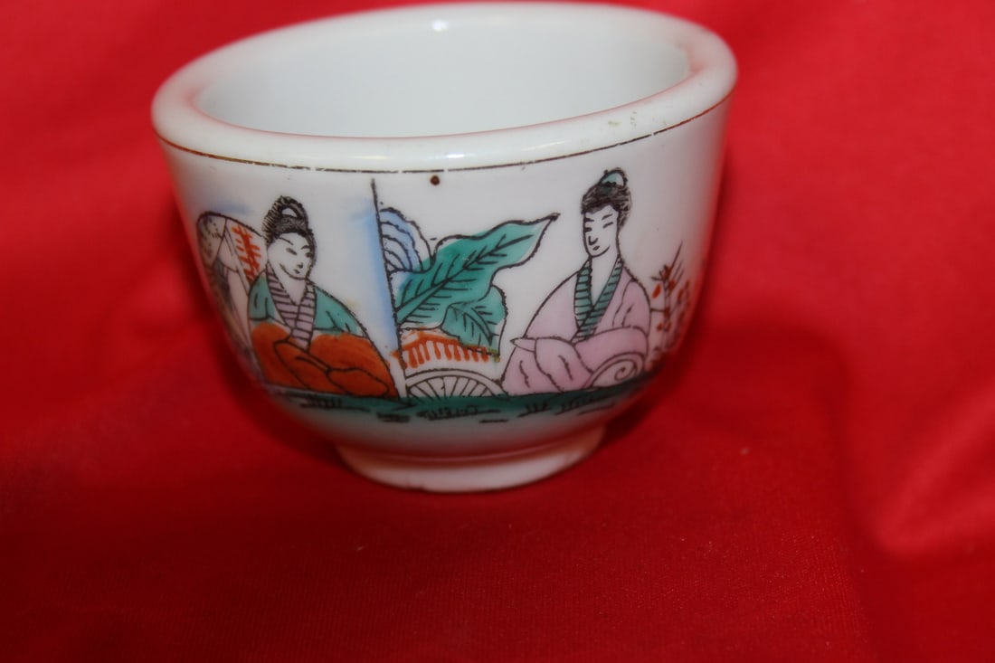 An Old Chinese Export Advertising Teacup: 3" in diameter