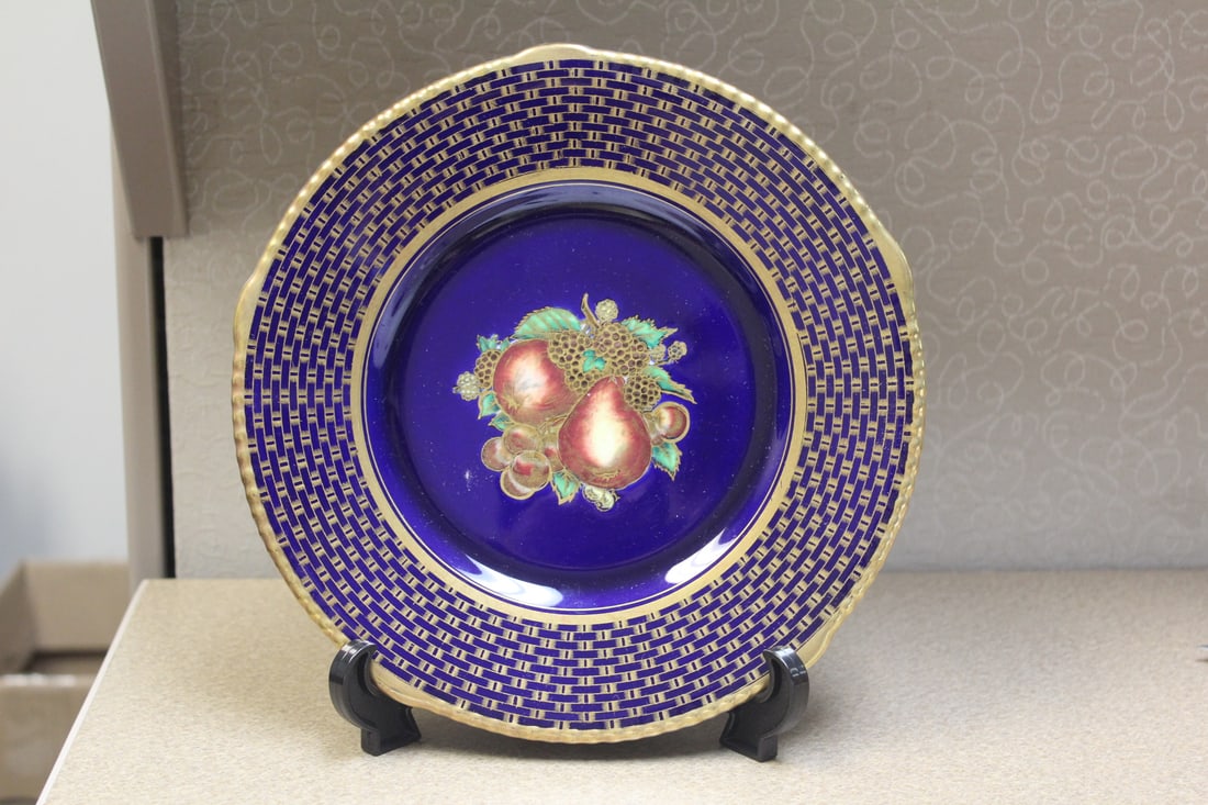 Soho Pottery Plate: 9" in diameter