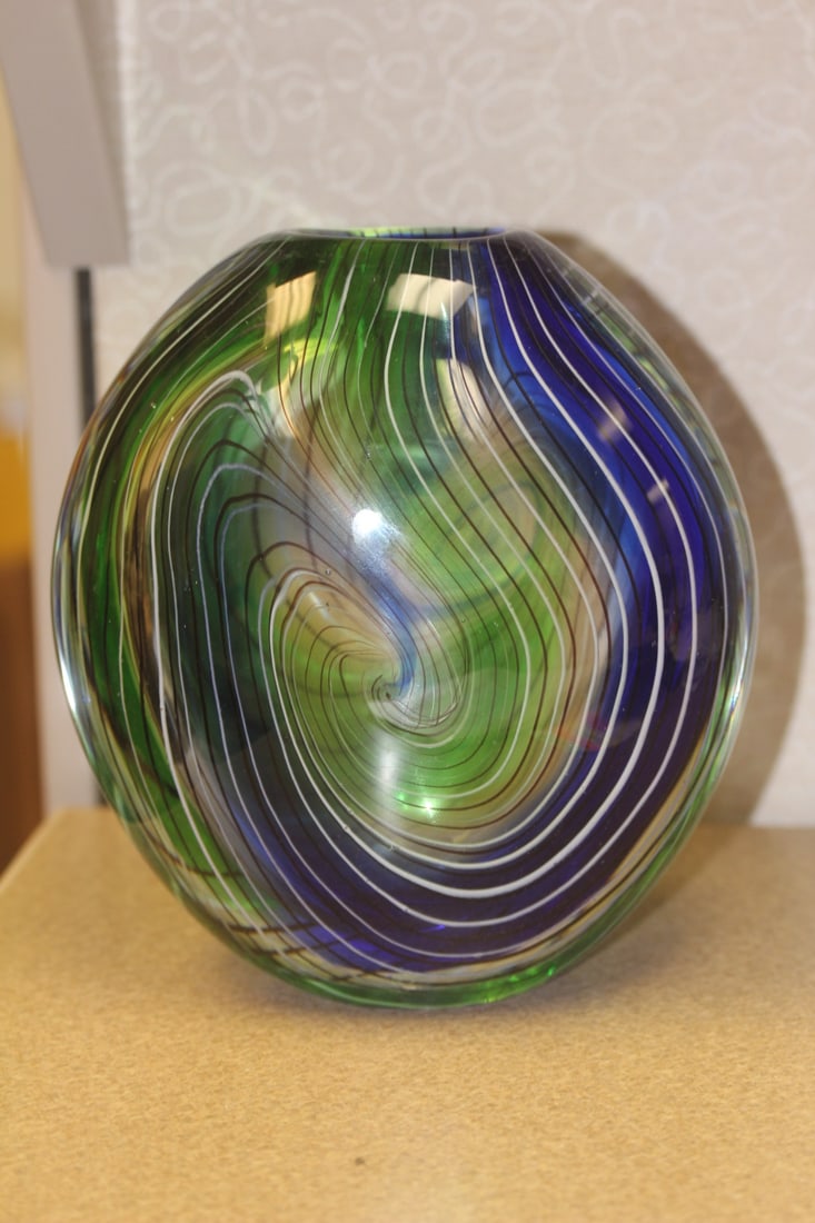 Art Glass Vase: beautiful swirl pattern - heavy - 7 1/4" tall