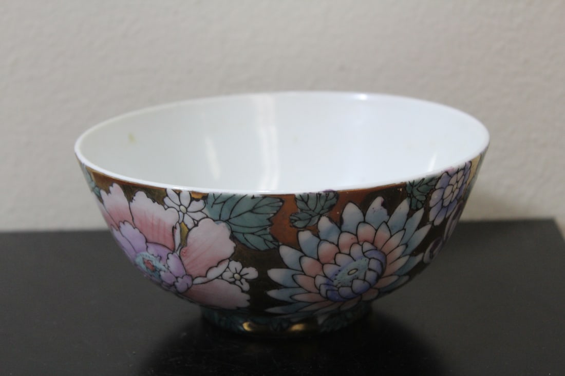 A Chinese Oriental Bowl: 6 1/4" in diameter