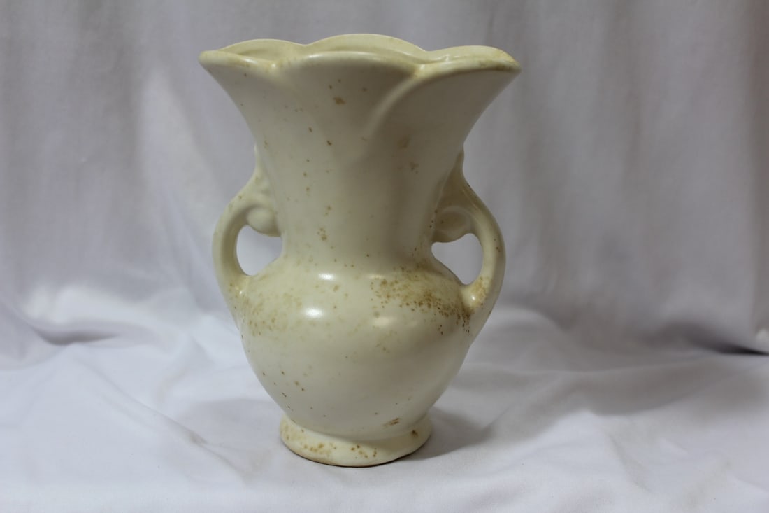 A Shawnee Vase: 7" tall