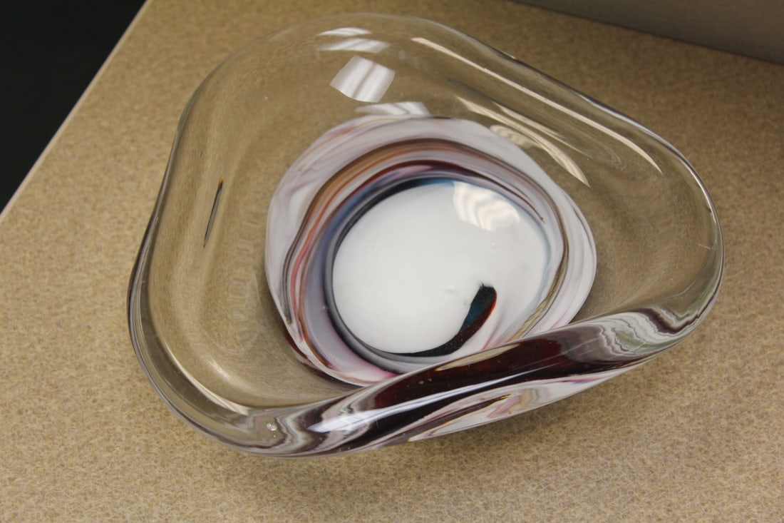 Vintage Artglass Triangle Bowl (1 of 3)