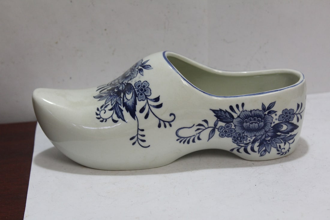 A Delft or Delft Style Shoe: 8 3/4" long