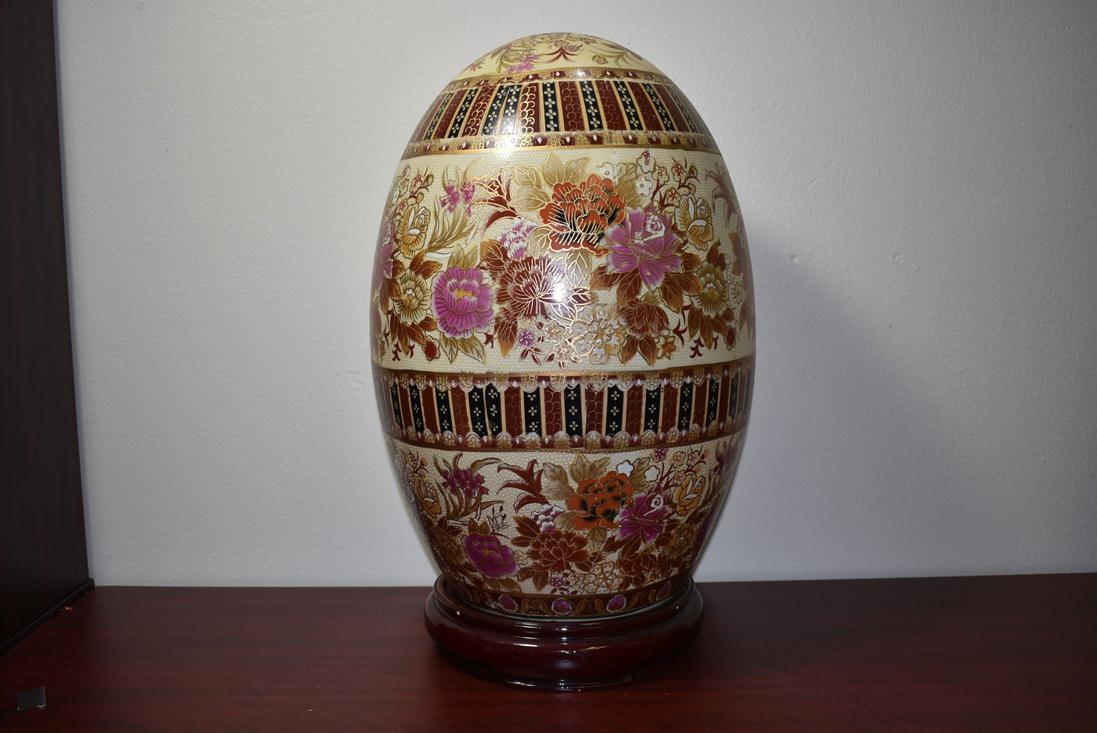 A Large, Satsuma Style Porcelain Egg on Stand (1 of 13)