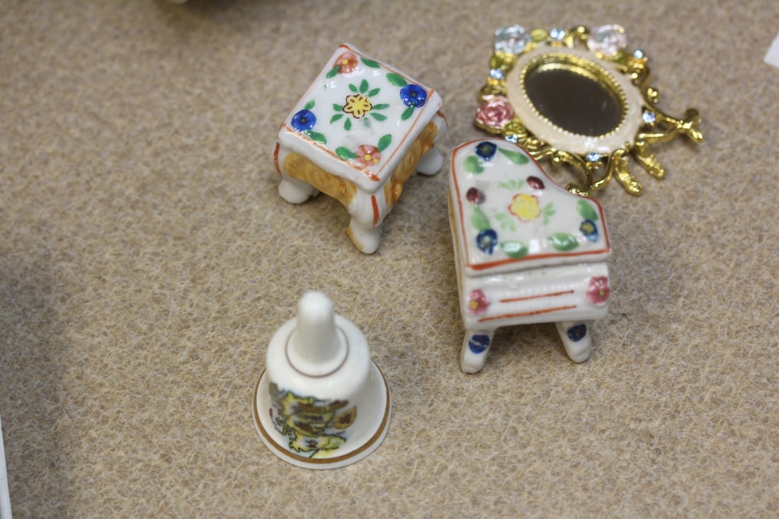 Lot of 4 miniture items: coin not included