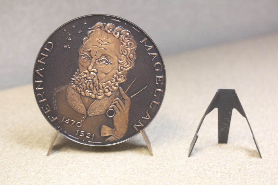 Medal Fernand Magellan Navigator Explorator: with two stands - 3 3/8" in diameter