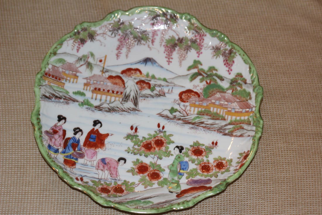 Japanese Geisha Girl Kutani Plate: early 20th century - 10 inches in diameter