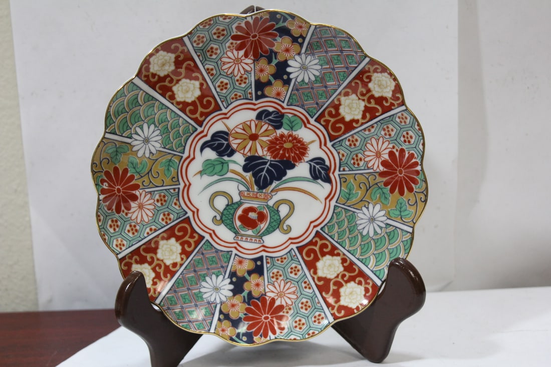 A Small Japanese Imari Plate: 7 3/8" in diameter