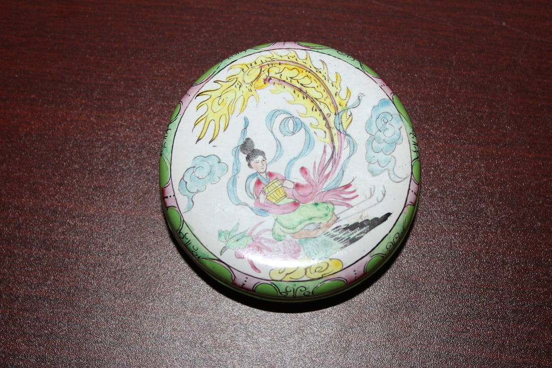 A Chinese Enamel Round Box: 3 1/2" in diameter