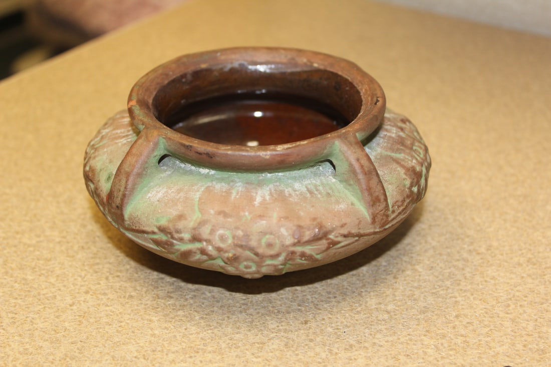 Vintage Roseville Bowl: possible an unsigned Roseville bowl - please note: one small losses on the rim as shown - 5 3/8" in diameter