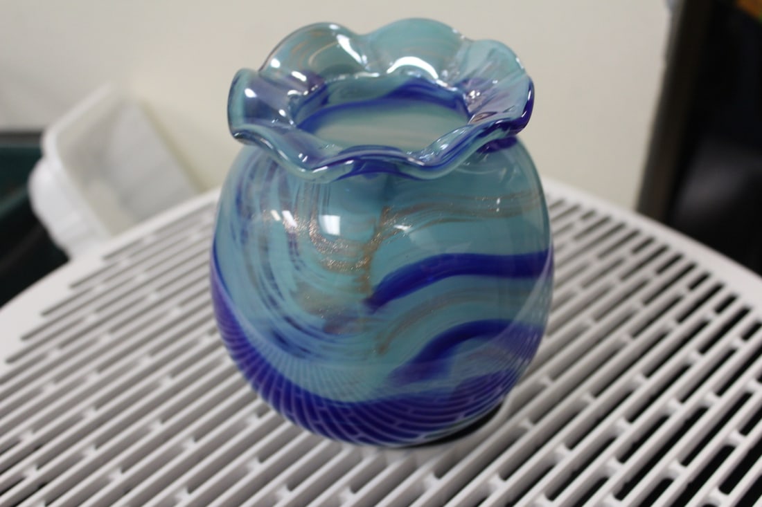 Art Glass Vase: signed by Ron Hinkle - dated 2002 - 5 inches tall