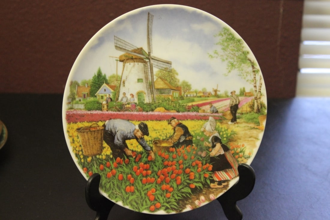 Collector's Plate - Royal Schwabap Made in Holland: 7 3/4 inches in diameter - stand is not included