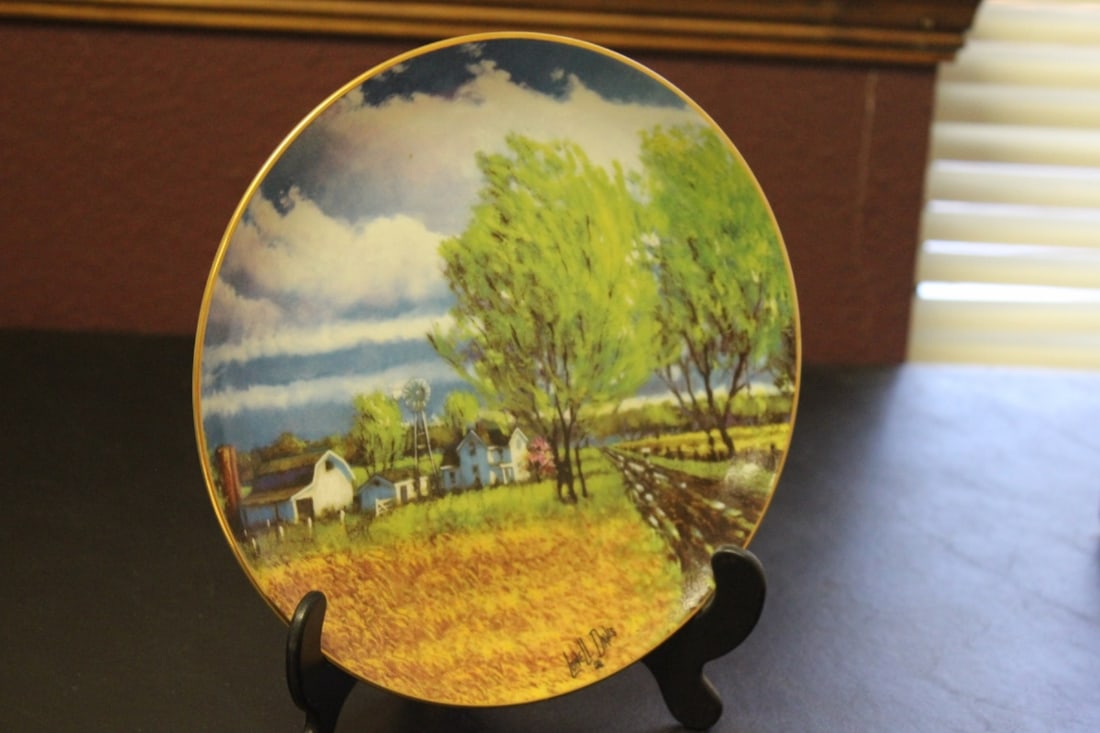 Collector's Plate by Lowell Davis: 8 1/4 inches in diameter - Stand is not included