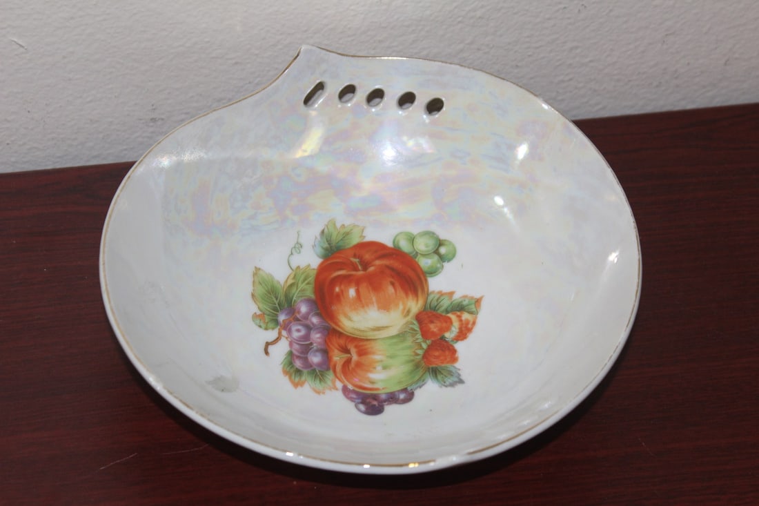 A Japanese Fruit Bowl: 8" in diameter