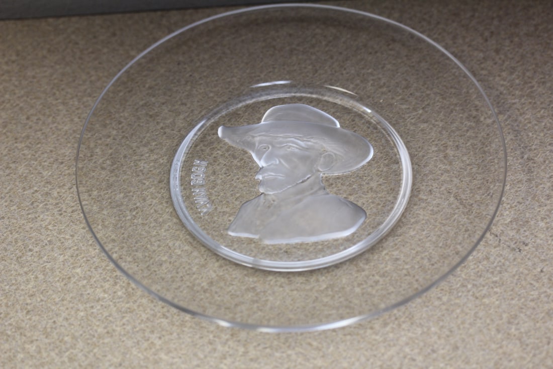 Signed Val St Lambert Crystal Artist Plate: 7 7/8" in diameter