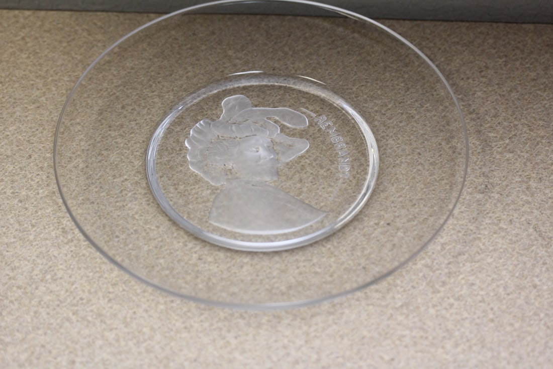 Signed Val St Lambert Crystal Artist Plate: 7 7/8" in diameter