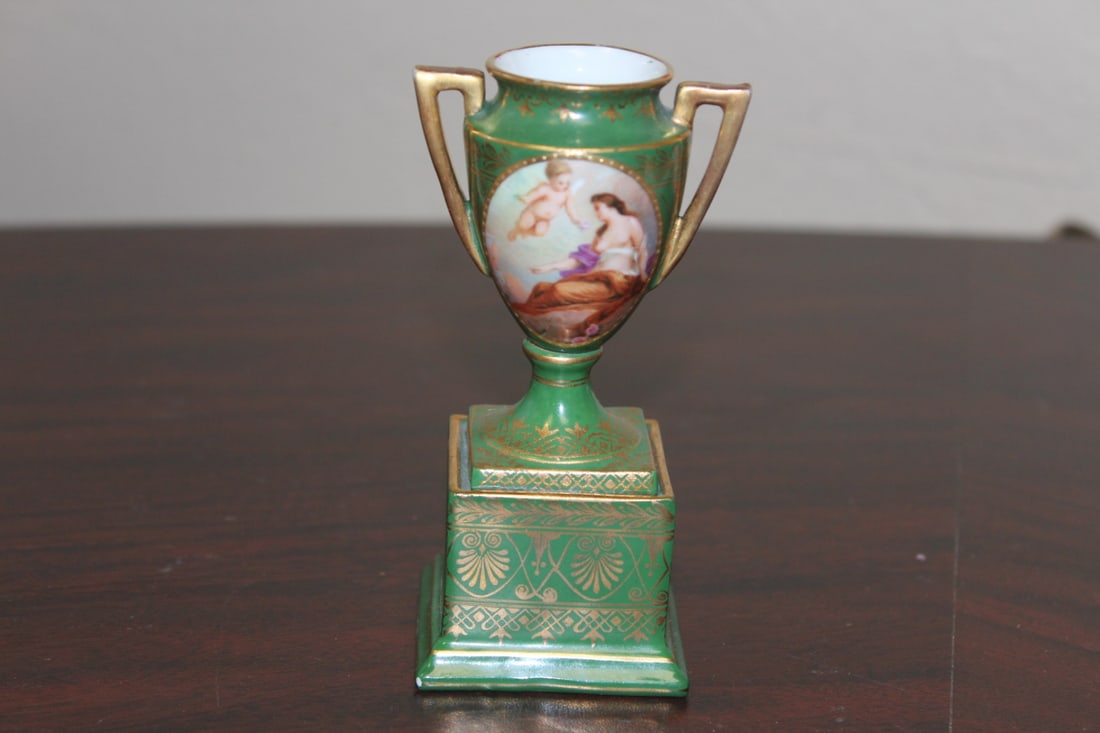 A Vienna? Thropy Cup: 4 5/8" tall
