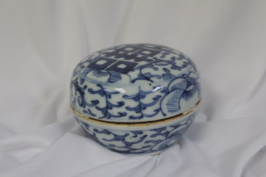 An Antique Chinese Cover Box: 19th century - 3 5/8" in diameter