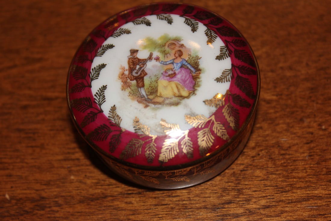 Limoges Trinket Box: 2 1/4" in diameter