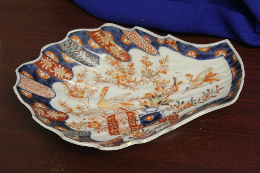 An Antique Imari Vegetable Dish: shell form - 19th century - 9 1/2" across