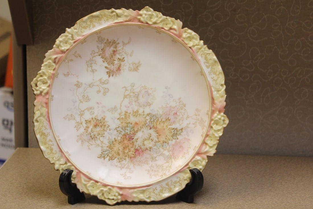 Rare Royal Doulton Burslem Pottery Plate (1 of 6)