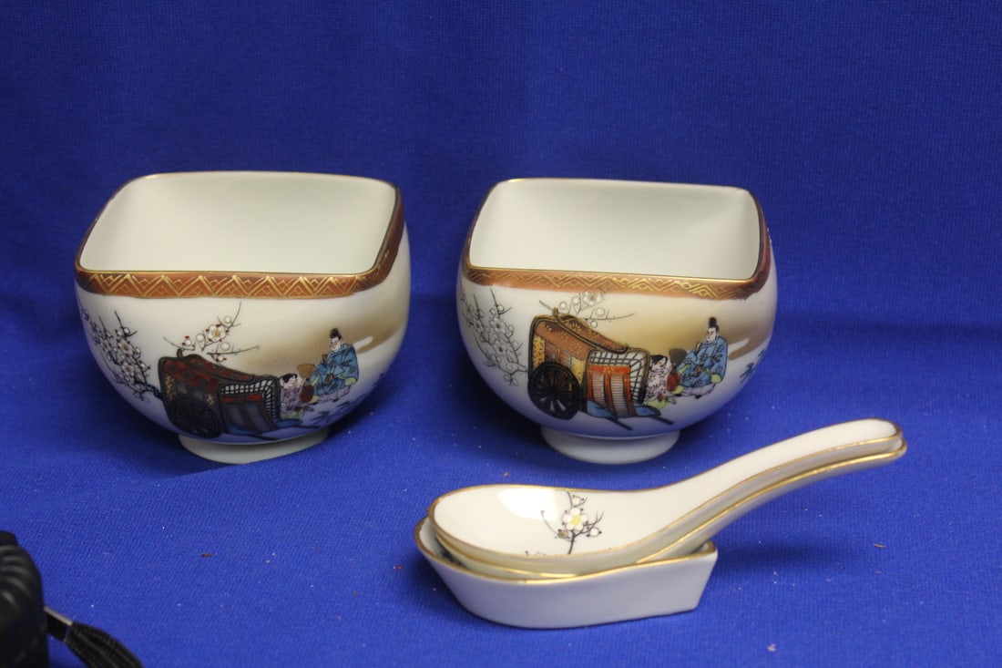 Kutani Bowls and Spoon/Spoon Rest: set of 5 - bowl= 3 inches tall