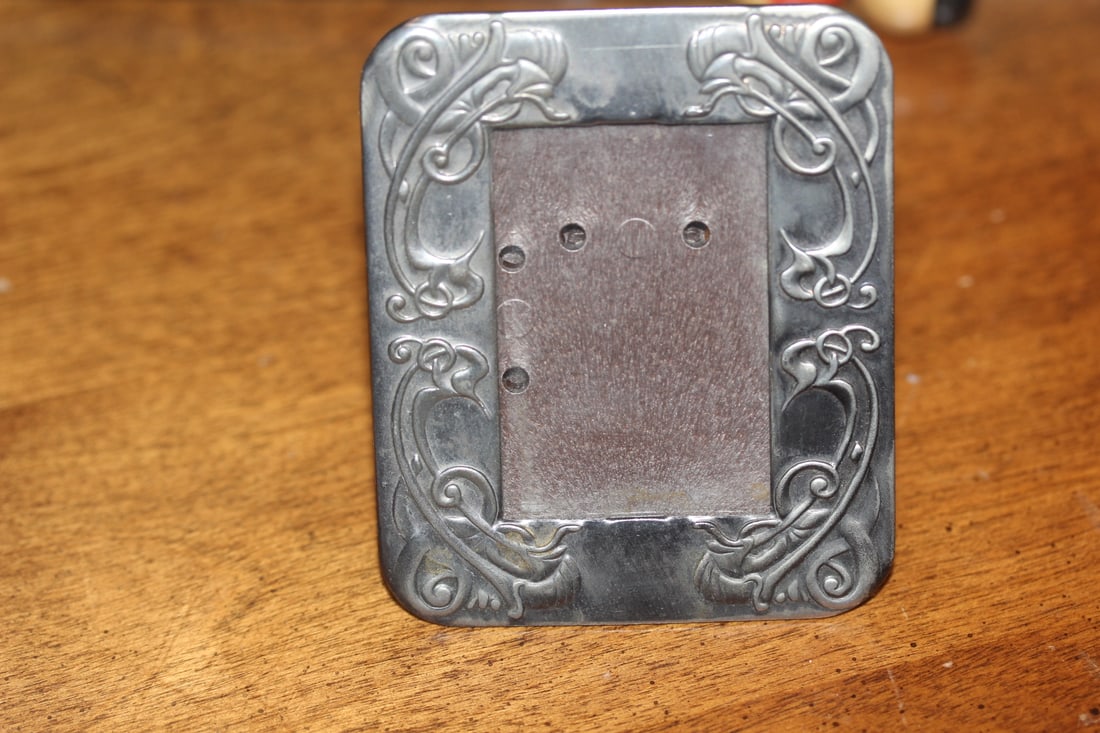 Small Vernon Picture Frame: overall= 3" x 2 1/2"