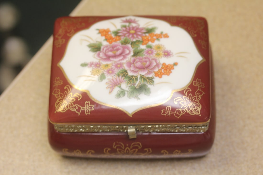 Floral Trinket Box: Oriental, most likely Japanese - 5 inches across