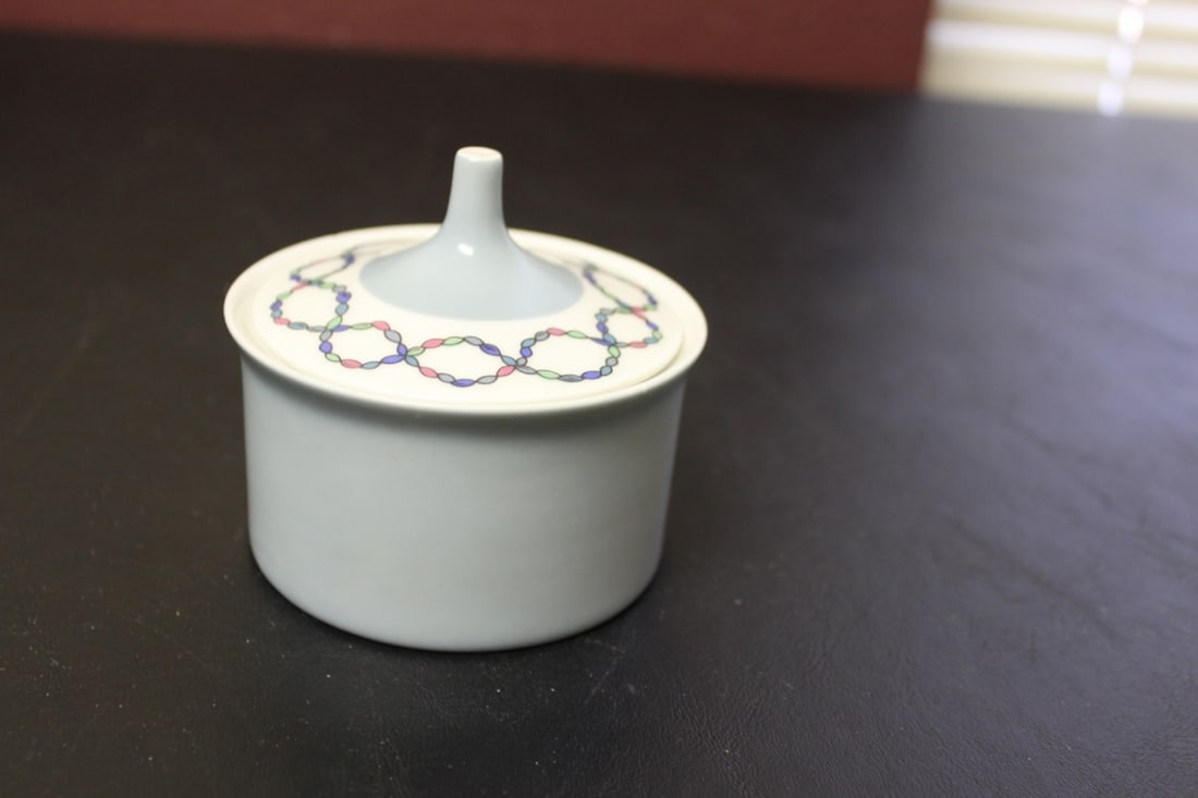 A Rosenthal Retro Sugar Bowl With Lid: 3 1/4 inches tall