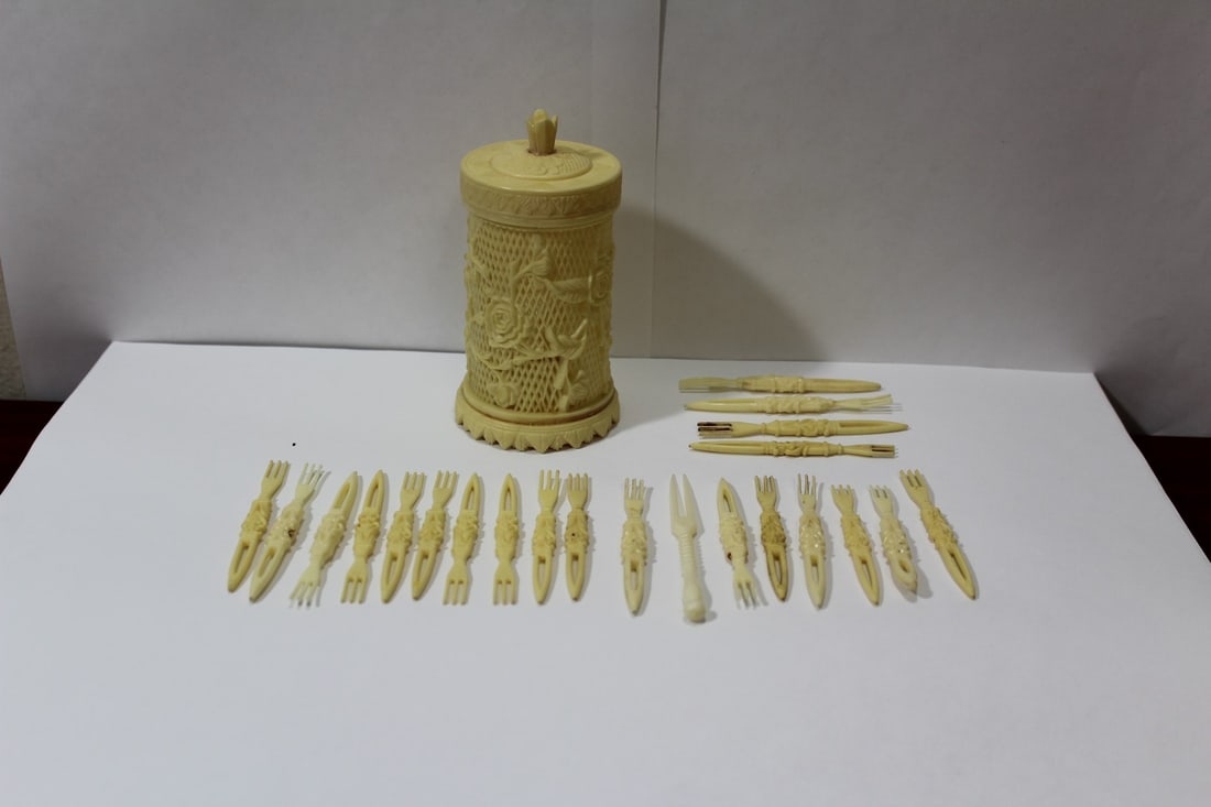 An Old Plastic Hors D'Oeuvres Set: made in Hong Kong - box= 5 1/4" tall - total of 23 pieces