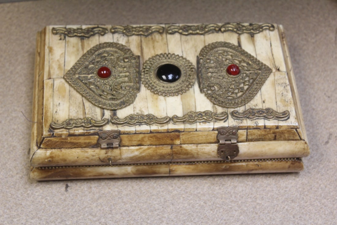 Vintage B o n e Box: 8 3/4" across