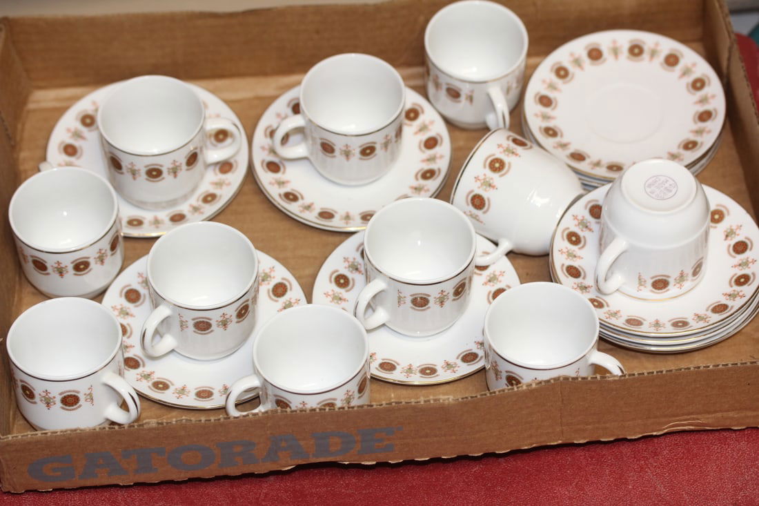 Set of 11 Chinese Export Cups and Saucers: cup= 2 1/8" tall