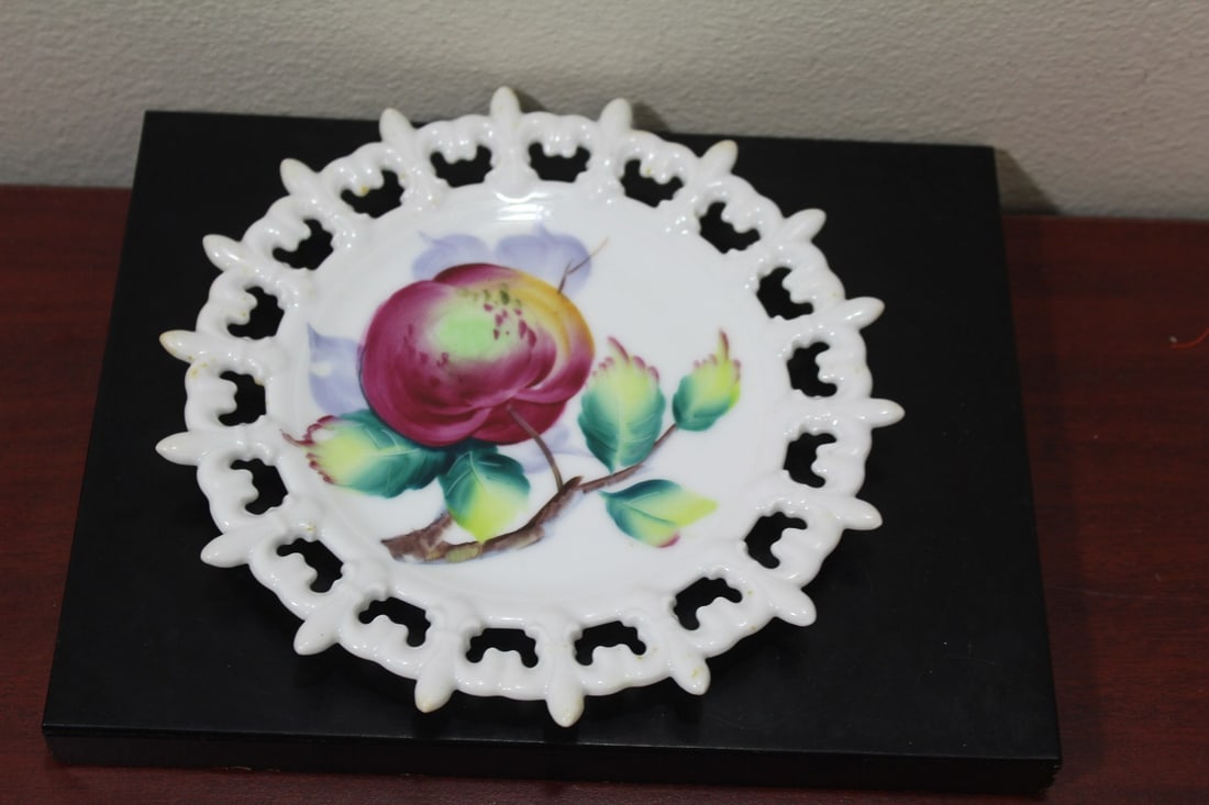 A Lefton China Reticulated Fruit Plate: 8 1/8" in diameter