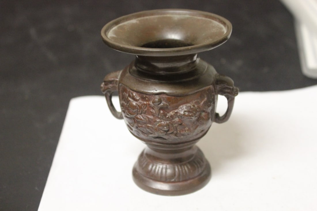 A Chinese/Asian Bronze Urn: Nice carving - 4" tall