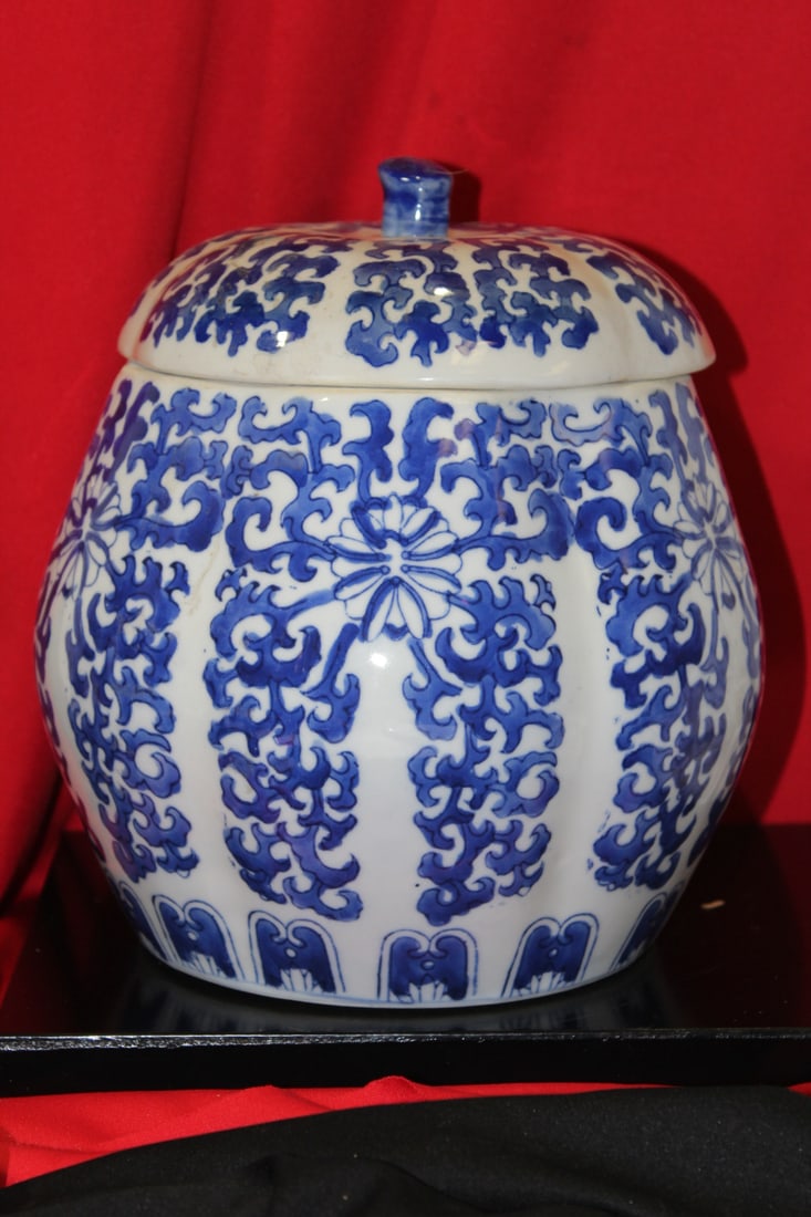 A Large Signed Chinese Jar: bleu and white - 9 1/8" tall