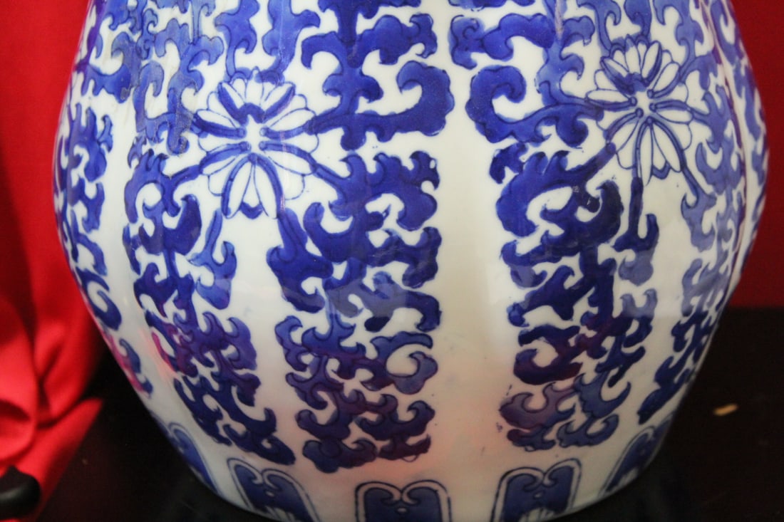 A Large Signed Chinese Jar - 5