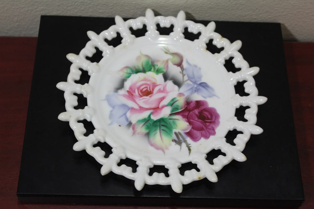 A Lefton China Reticulated Fruit Plate: 8 1/8" in diameter