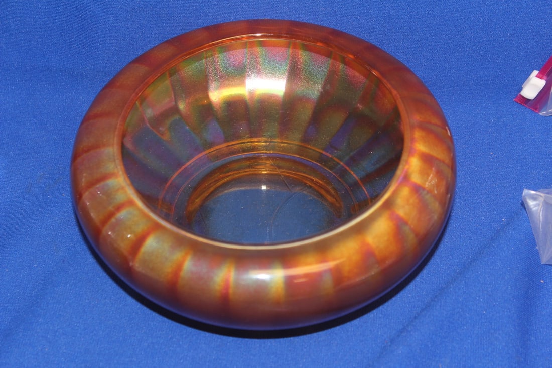 Carnival Glass Bowl (1 of 4)