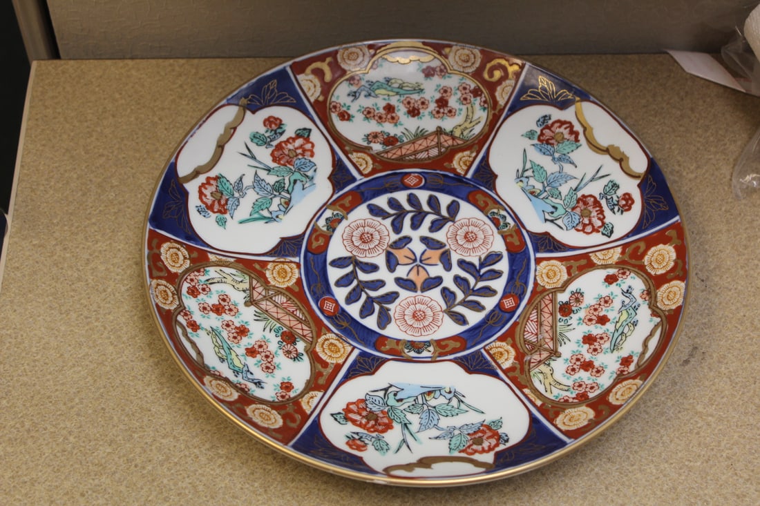 Gold Imari Charger/Wall Hanger: 10 3/4" in diameter