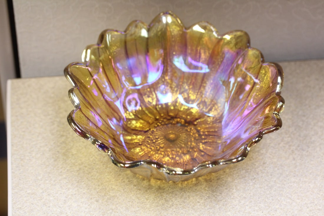 Carnival glass bowl: 7 1/4" in diameter