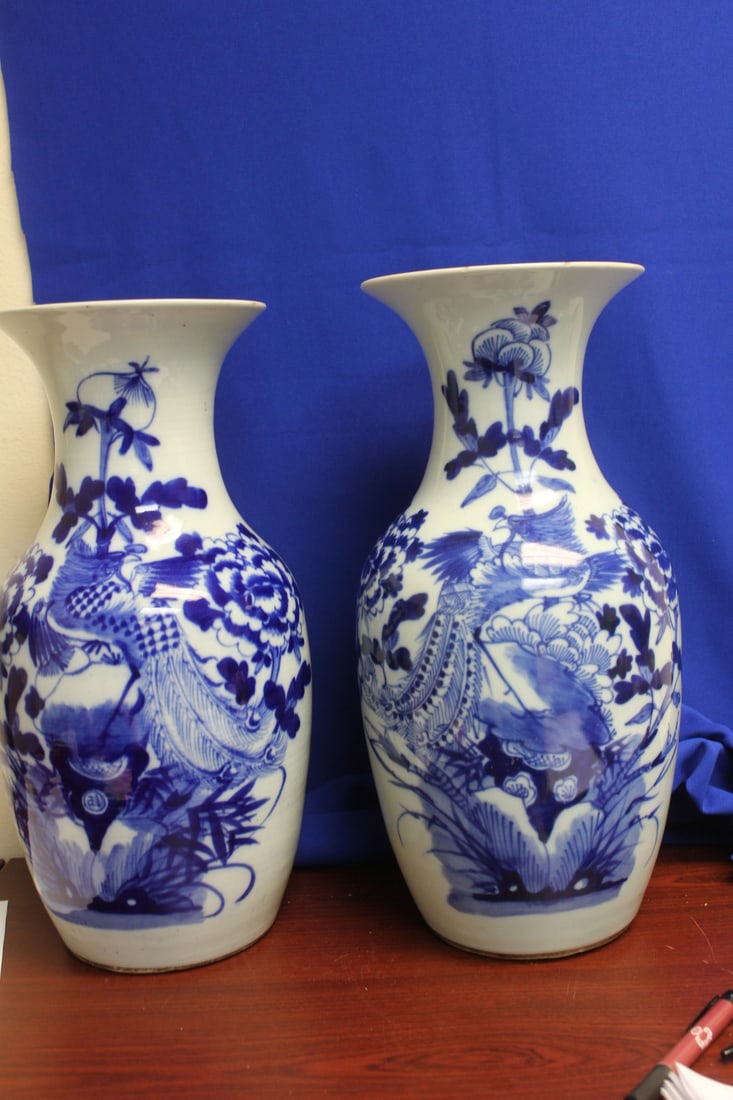 A Pair of Blue and White Chinese Vases (1 of 13)