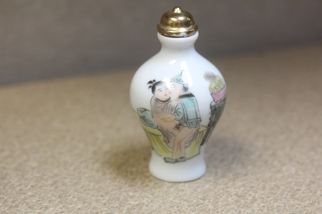 Erotica snuff bottle: vintage, signed, Chinese, 3" tall