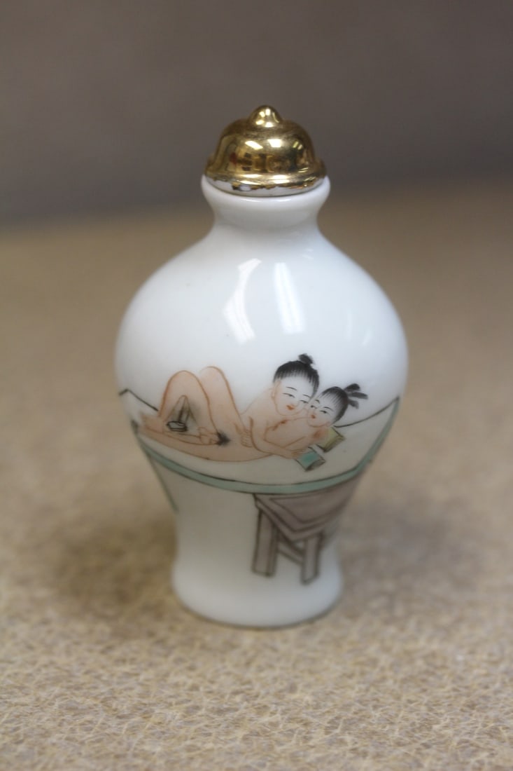 Erotica snuff bottle (1 of 8)
