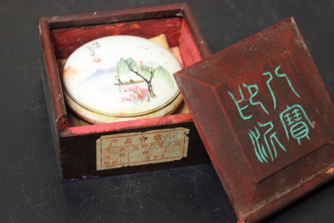 A Vintage Red Ink Paste Ceramic Box - 8