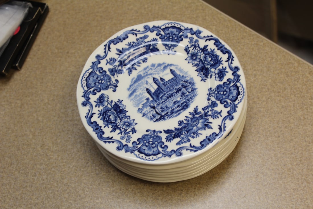 Set of 8 Wedgwood Castle Bread Plates: each=6" in diameter